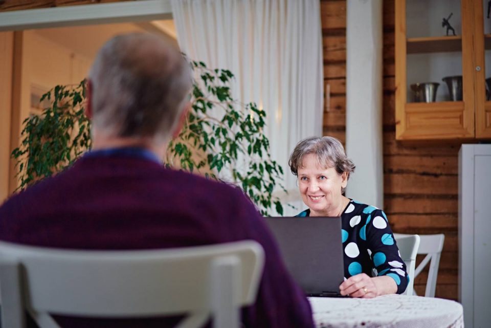 Seniori tietokoneen ääressä.