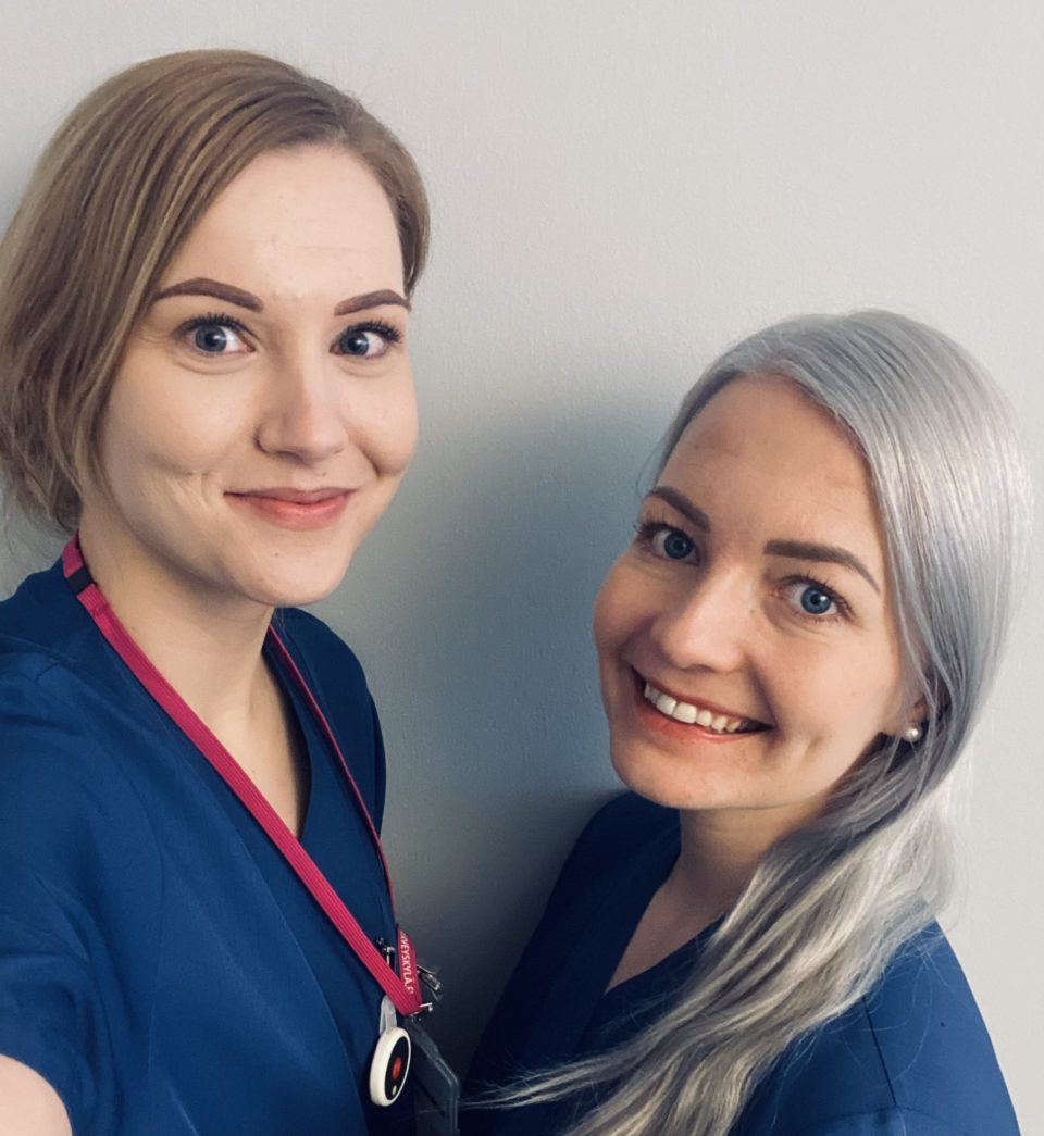 Kuvassa Kirsi Piiroinen, sairaanhoitaja ja Nora Kuisma, sairaanhoitaja.
