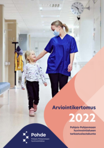 Arviointikertomuksen kansikuva, jossa hoitaja ja tyttö kävelevät käytävällä. Kannessa lukee Arviointikertomus 2022 Pohjois-Pohjanmaan hyvinvointialueen tarkastuslautakunta.