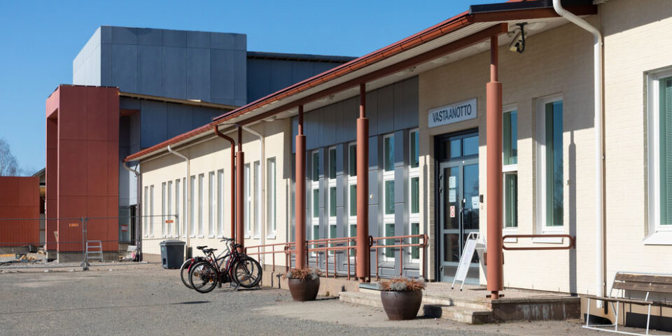 Haapajärven terveyskeskus, vastaanoton oven edessä kaksi porrasta ja pyörätuoliluiska.