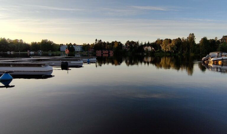 Oulujoki elo-syyskuun vaihteessa, tyyni ilma