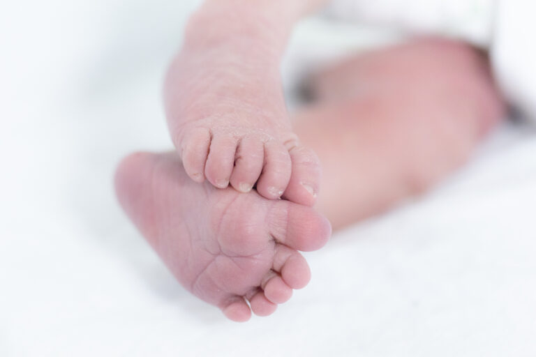 vastasyntyneen vauvan varpaat ja jalkaterät
