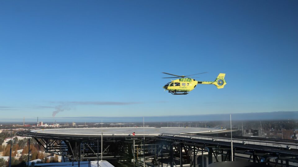 Lääkärihelikopteri laskeutuu OYSin uudelle kattotasanteelle