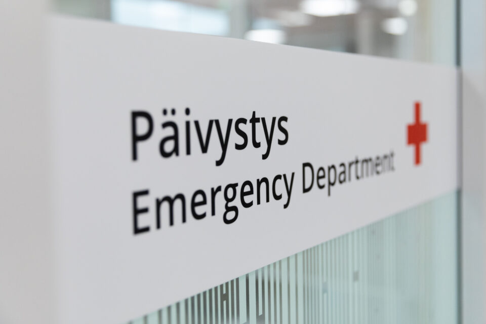 Uuden Oulun seudun yhteispäivystyksen ovi, jossa teksti Päivystys ja Emergency Department.