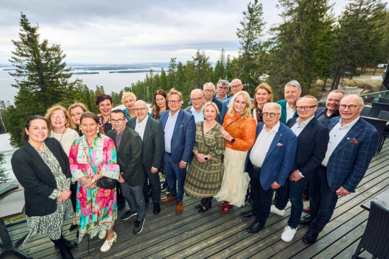 Aluehallitusten puheenjohtajat Kolin vaaramaisemassa.
