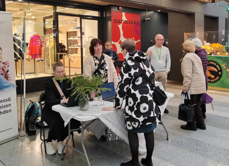 Pohteen asiantuntijoita Digifestareilla Kauppakeskus Valkeassa 8.10. ja asukkaita juttelemassa heidän kanssaan.