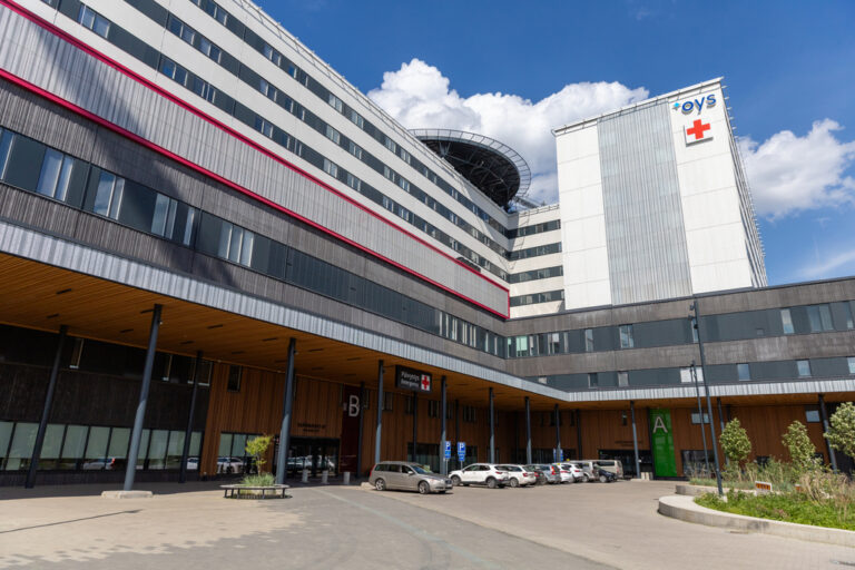 Oulun yliopistollisen sairaala ulkoa valokuvattuna. Kuvassa näkyvät A- ja B-talot.