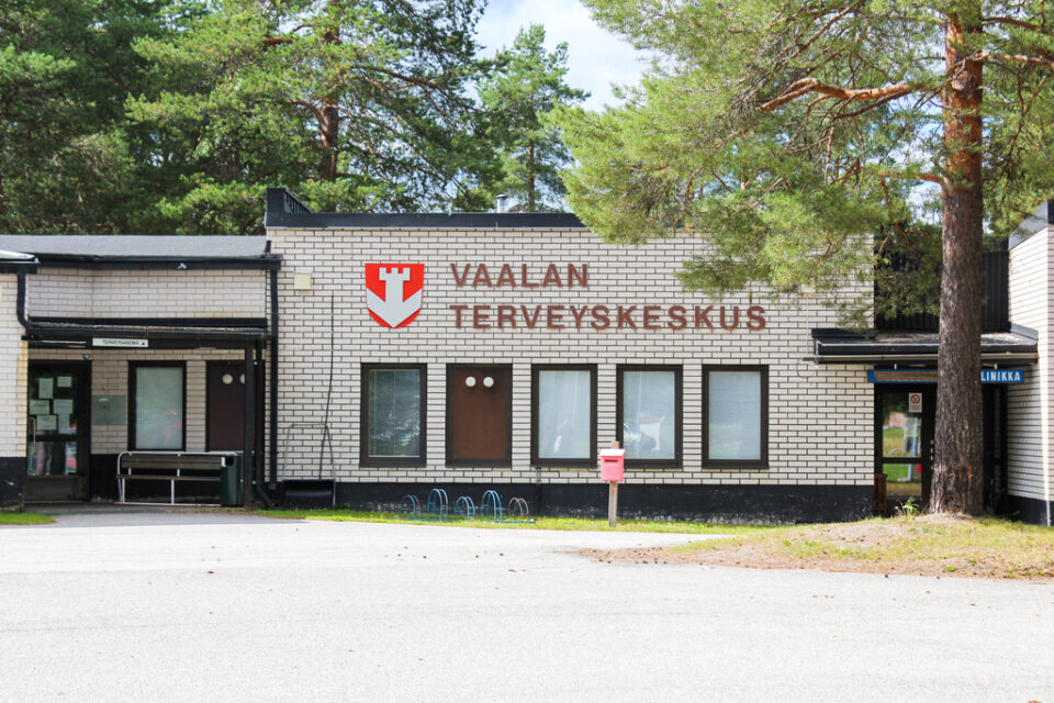 Tiilitalo, jonka kyljessä lukee Vaalan terveyskeskus