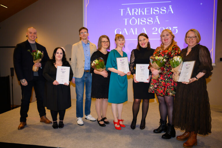 Tärkeissä töissä -gaalassa palkittuja lavalla rivissä.
