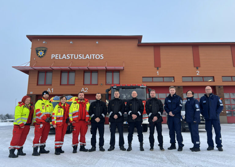 Ensihoidon, pelastuslaitoksen ja poliisin henkilöstöä Kalajoen paloaseman edustalla.