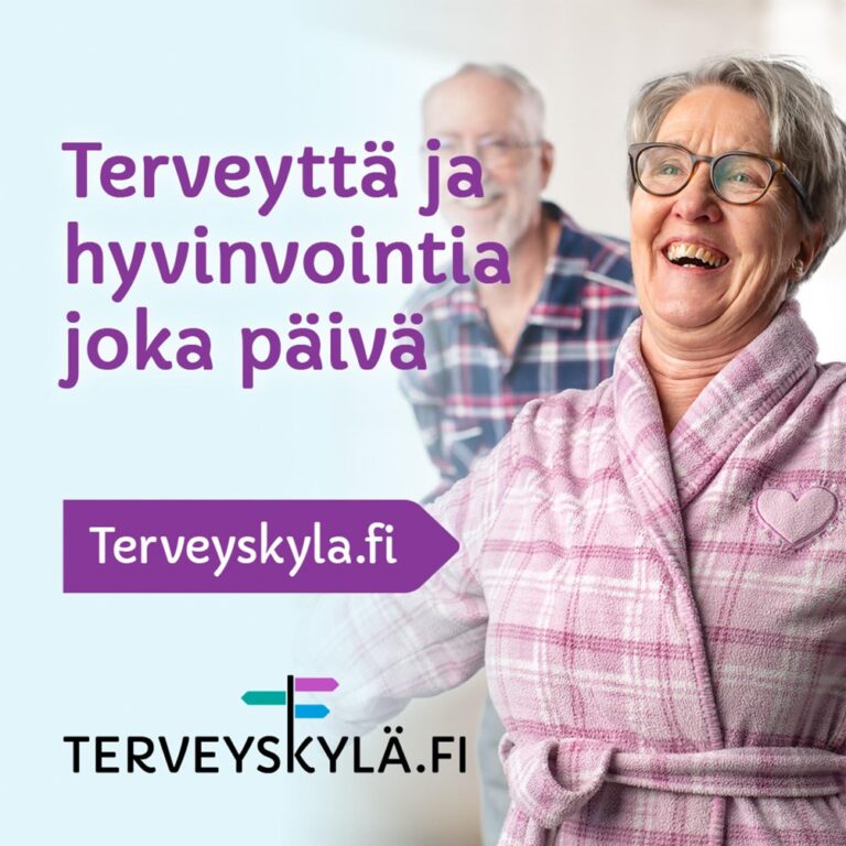 Nainen hymyilee etualalla, taka-alalla iloinen mies.