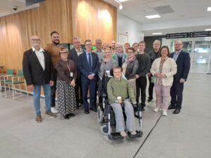 Aluehallituksen jäseniä ja vaikuttamistoimielinten puheenjohtajat ryhmäkuvassa sairaalan käytävällä.