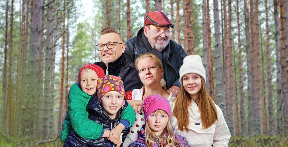 Eri-ikäisiä ihmisiä metsässä.